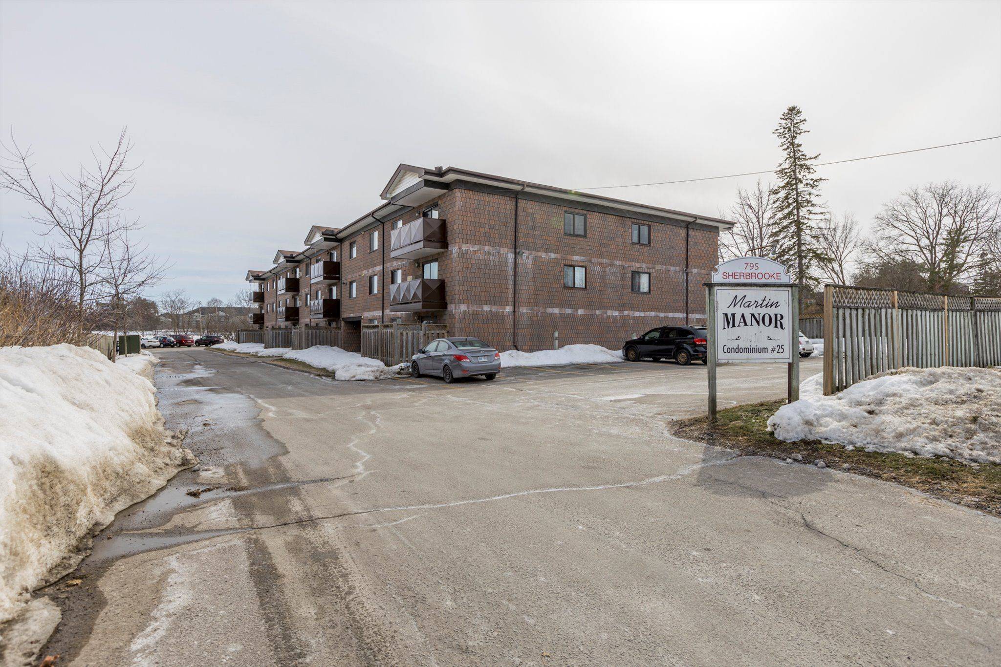Peterborough West, ON K9J 2R2,795 Sherbrooke ST #208