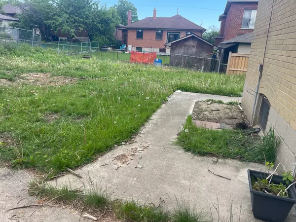 Toronto W04, ON M6M 4E9,11 Flamingo CRES
