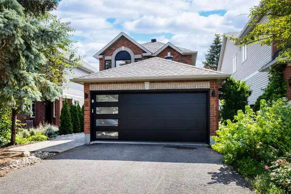 Carlington - Central Park, ON K2C 4A9,32 WHITESTONE DR