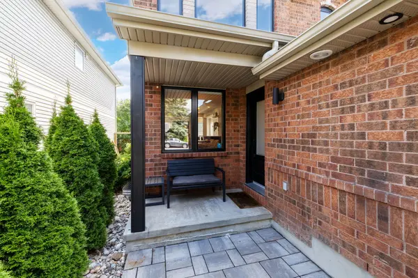 Carlington - Central Park, ON K2C 4A9,32 WHITESTONE DR