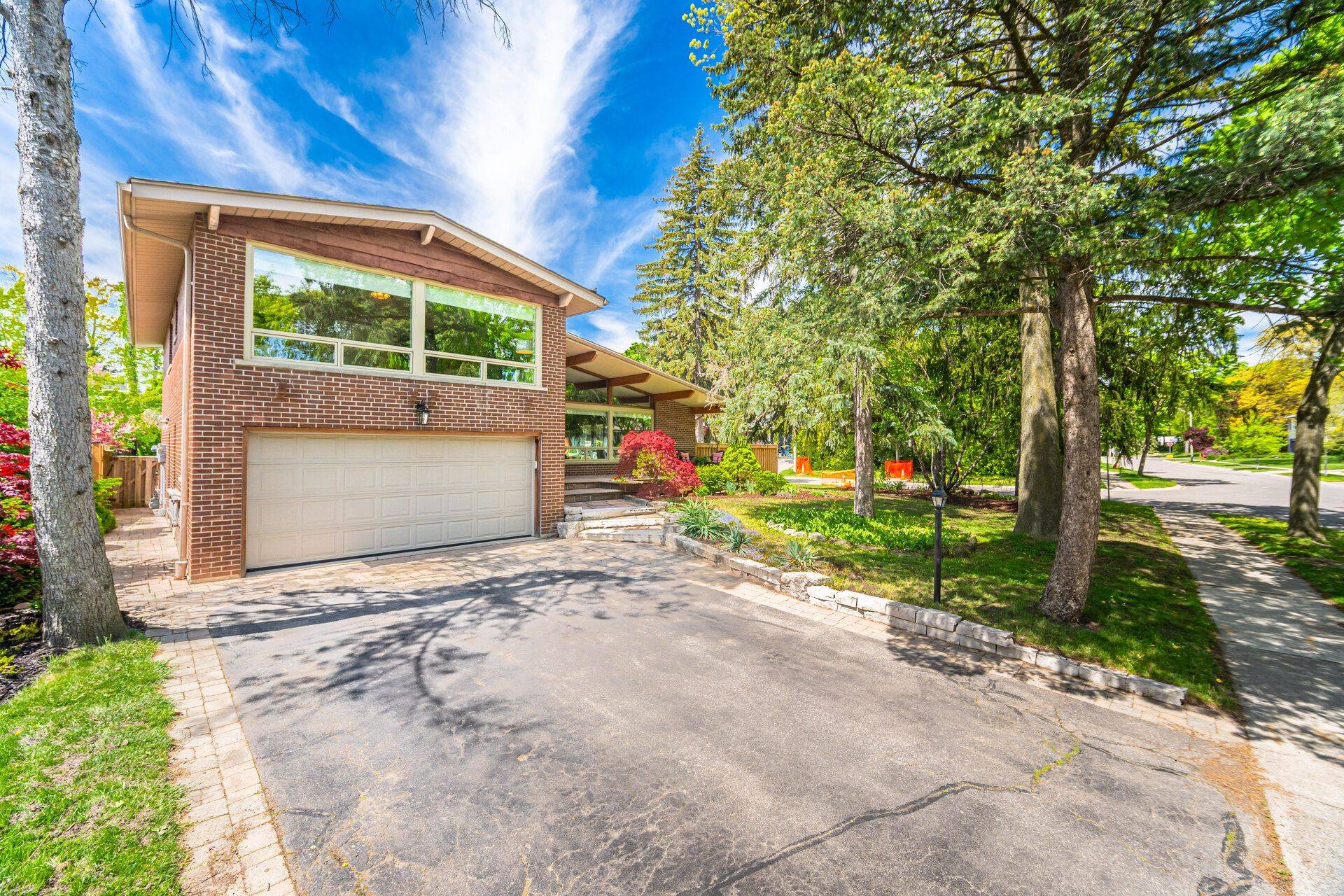 Toronto W08, ON M9C 2X5,8 Silverthorne Bush DR