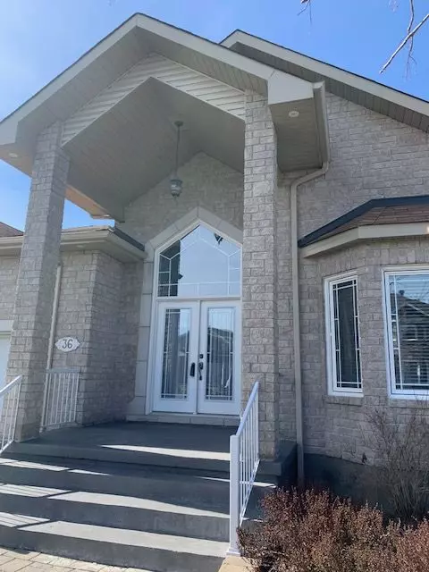 Russell, ON K0A 1W0,36 de la rive DR