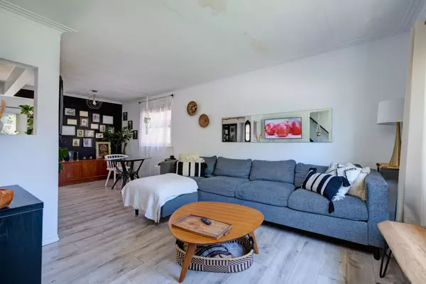 Toronto E06, ON M1N 3W3,72 Sandown AVE