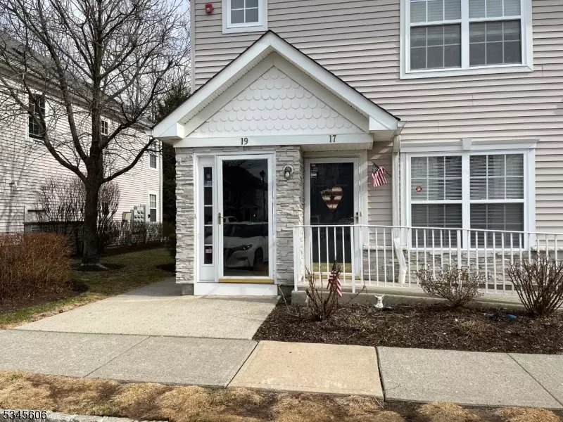 17 Artho Ln, Roseland Boro, NJ 07068