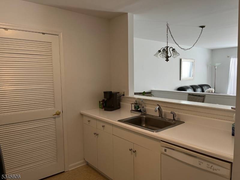 Roseland Boro, NJ 07068,17 Artho Ln