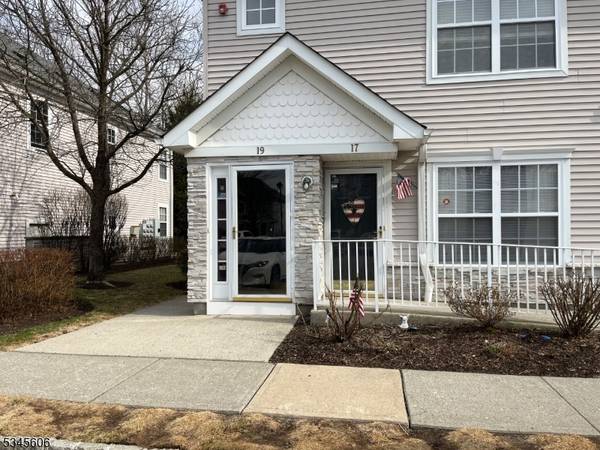 17 Artho Ln, Roseland Boro, NJ 07068