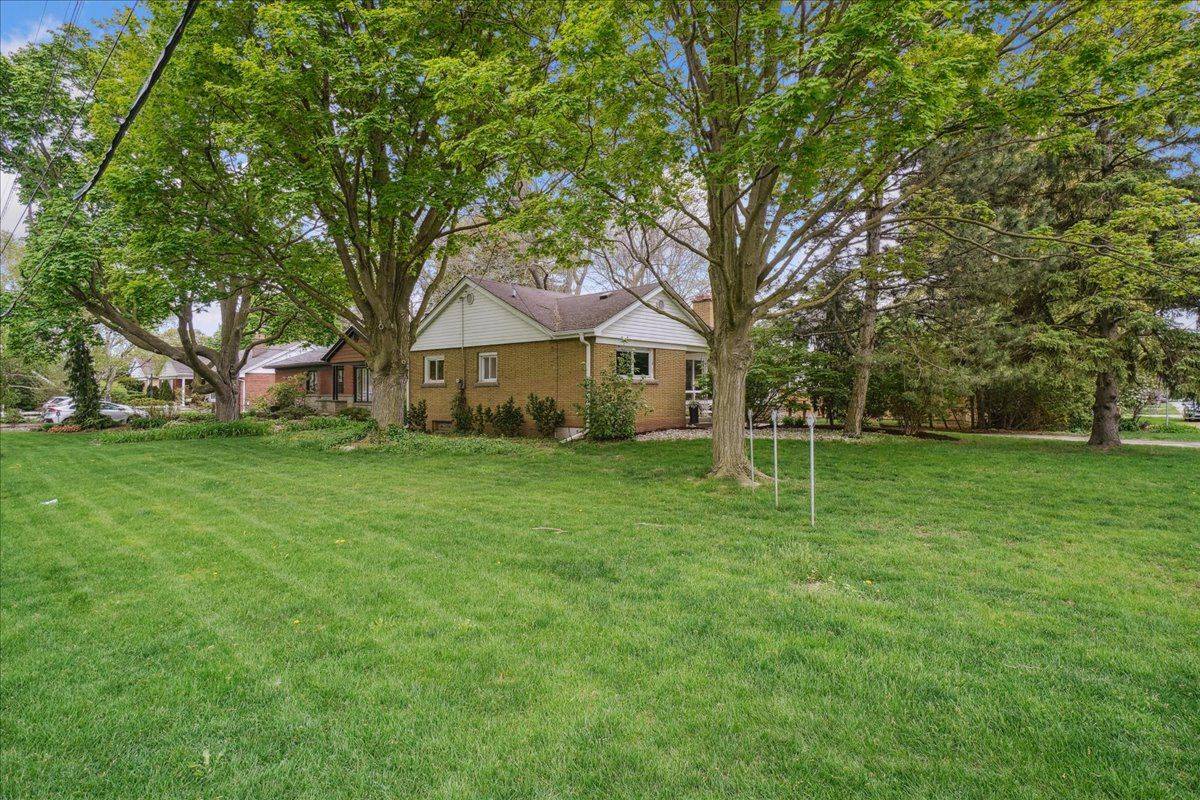 Burlington, ON L7T 3A5,957 Eagle DR
