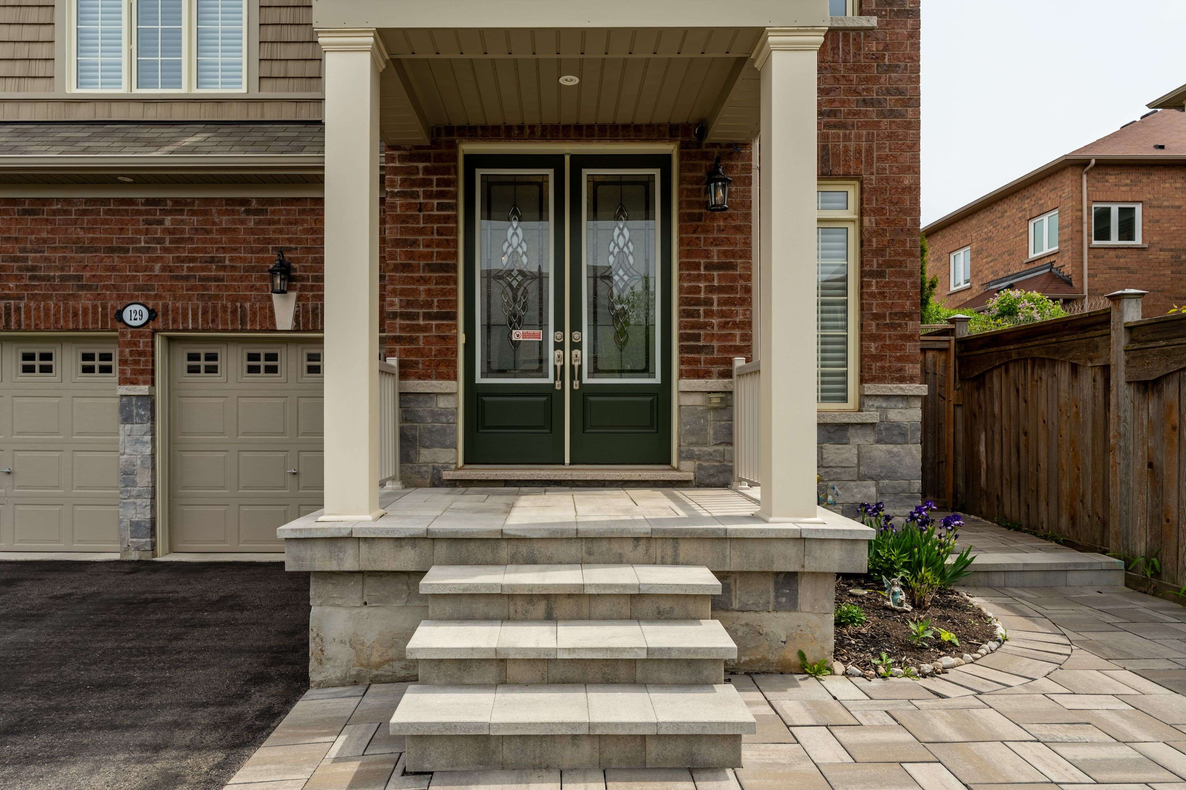 Hamilton, ON L8B 0S7,129 Fingland CRES