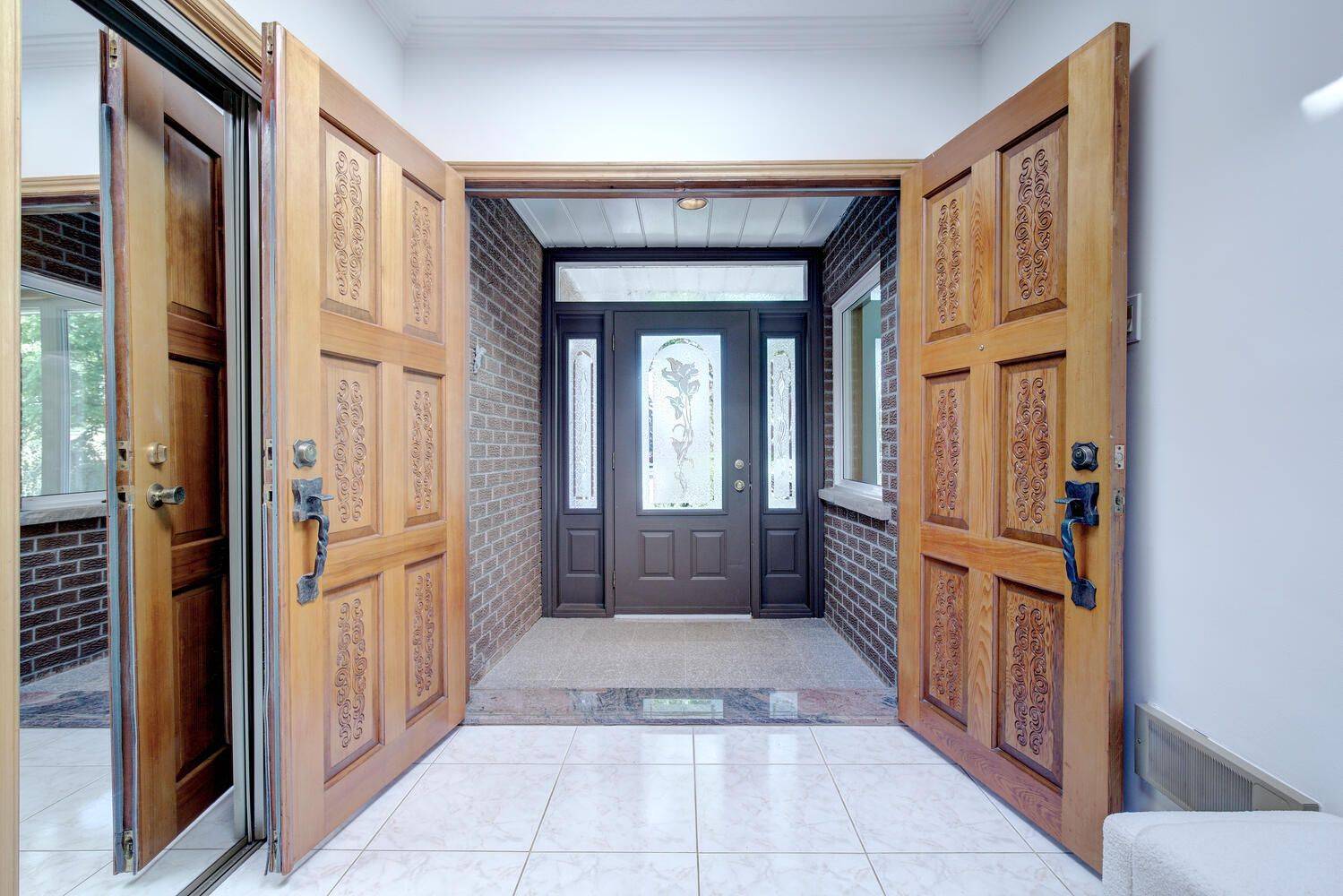 Mississauga, ON L4W 3R5,1745 Beechknoll AVE