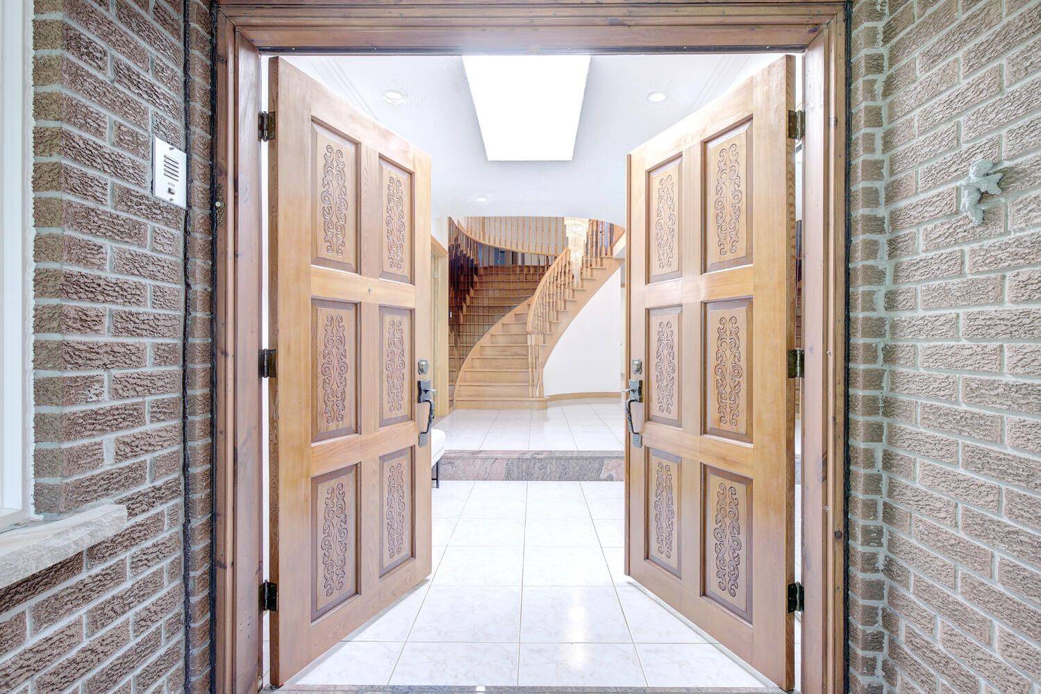 Mississauga, ON L4W 3R5,1745 Beechknoll AVE
