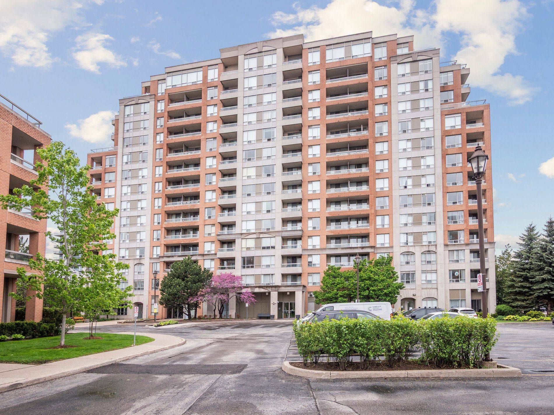 9 Northern Hts DR #613,  Richmond Hill,  ON L4B 4M5