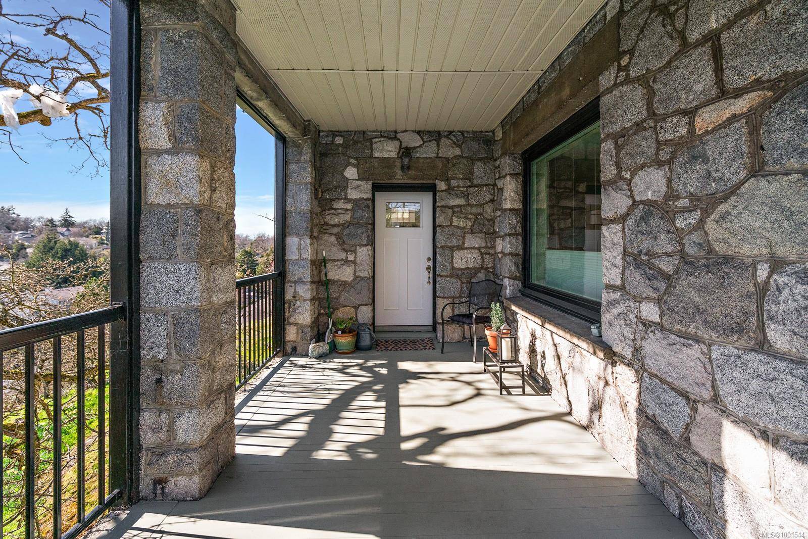 Saanich, BC V8N 3B8,3960 Cedar Hill Rd #A