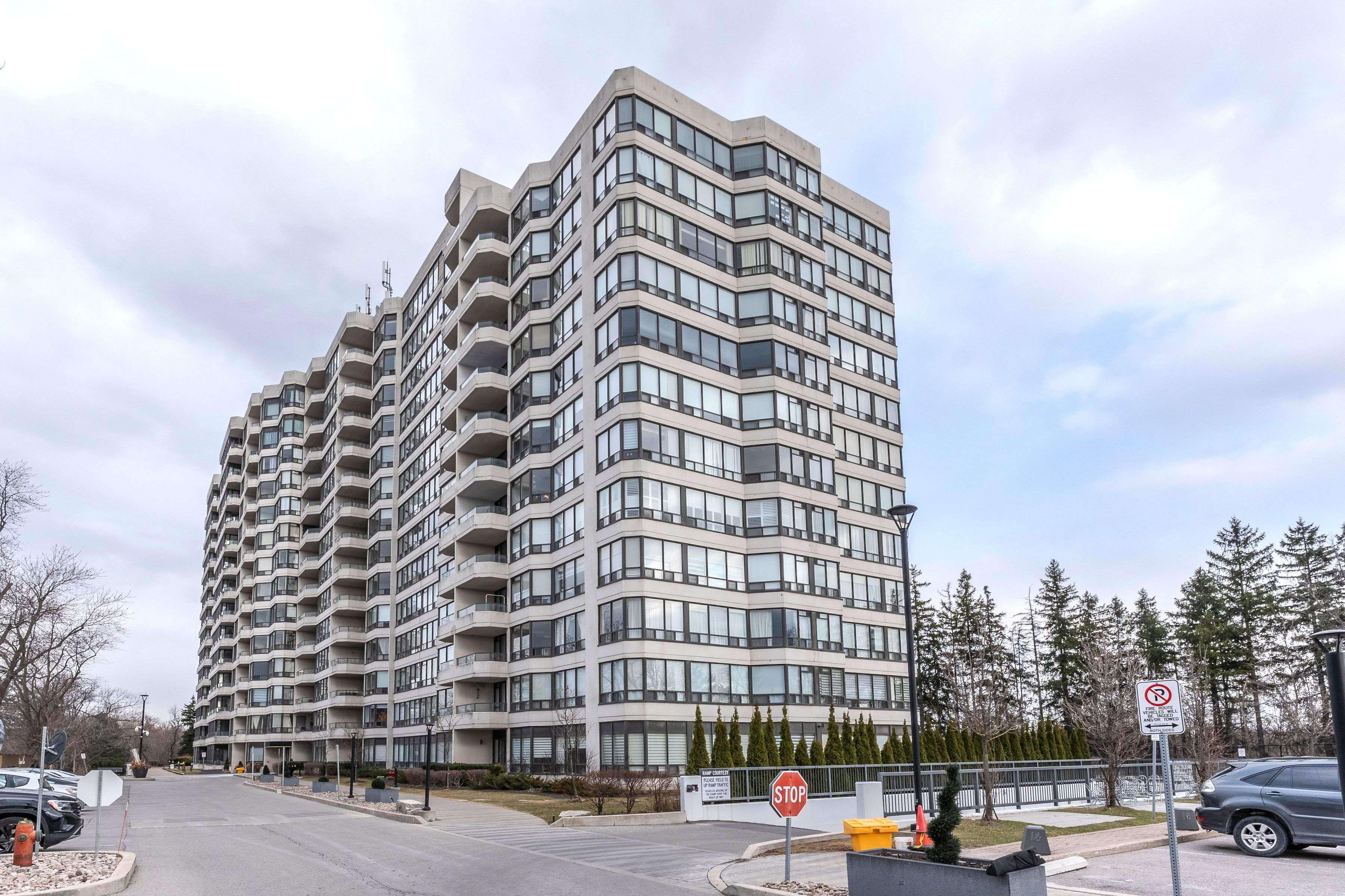 Richmond Hill, ON L4B 3J7,8501 Bayview AVE #1002