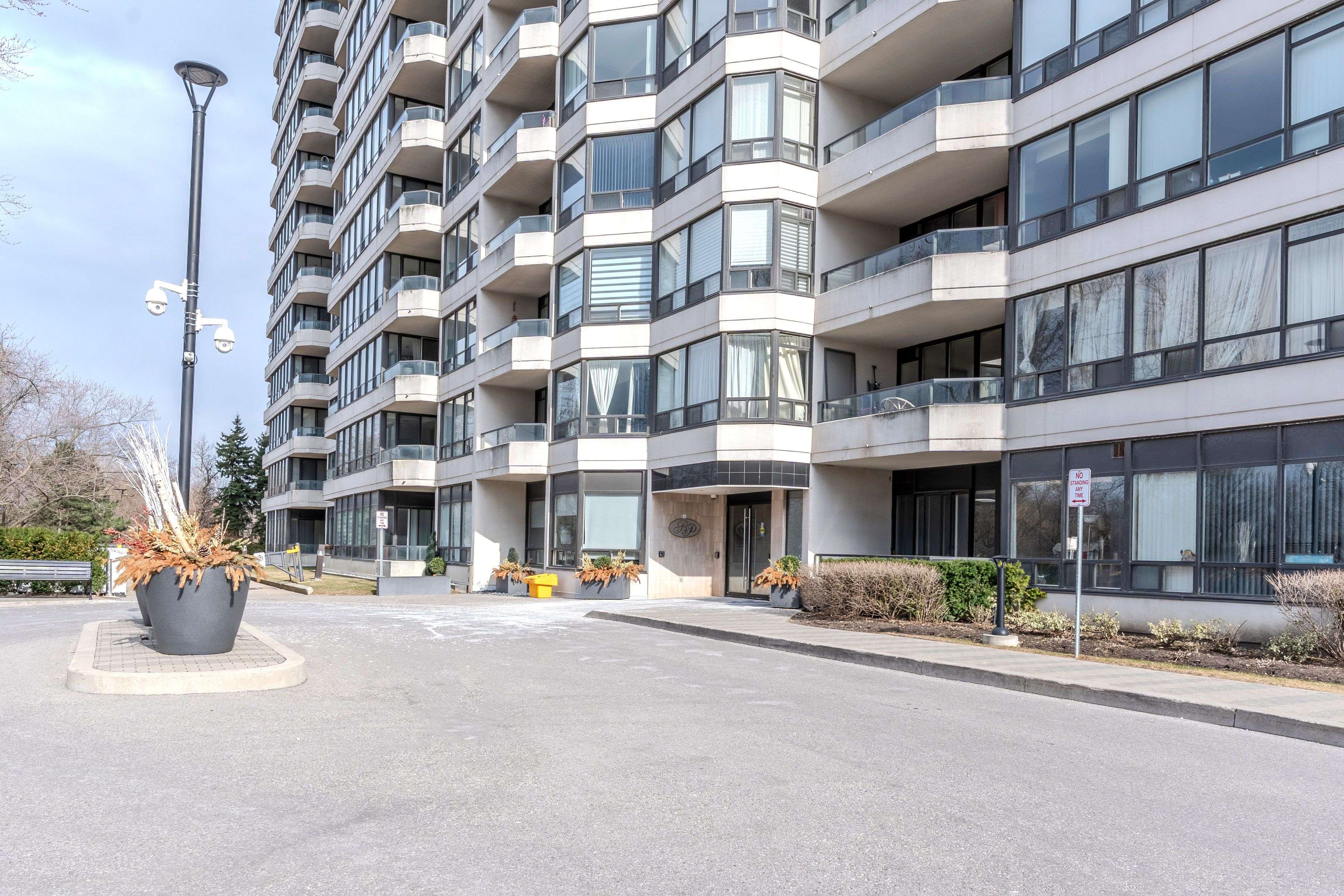 Richmond Hill, ON L4B 3J7,8501 Bayview AVE #1002