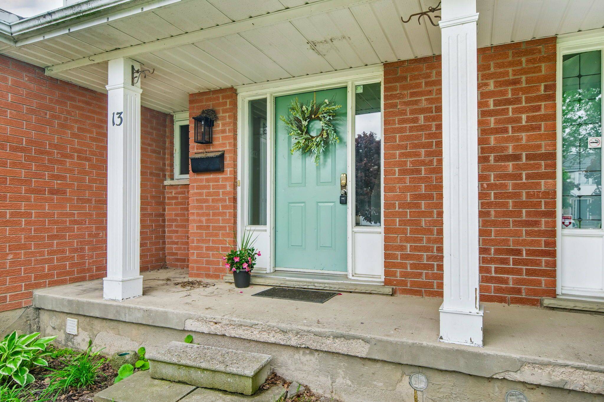 Thorold, ON L2V 5A6,13 Devine CRES