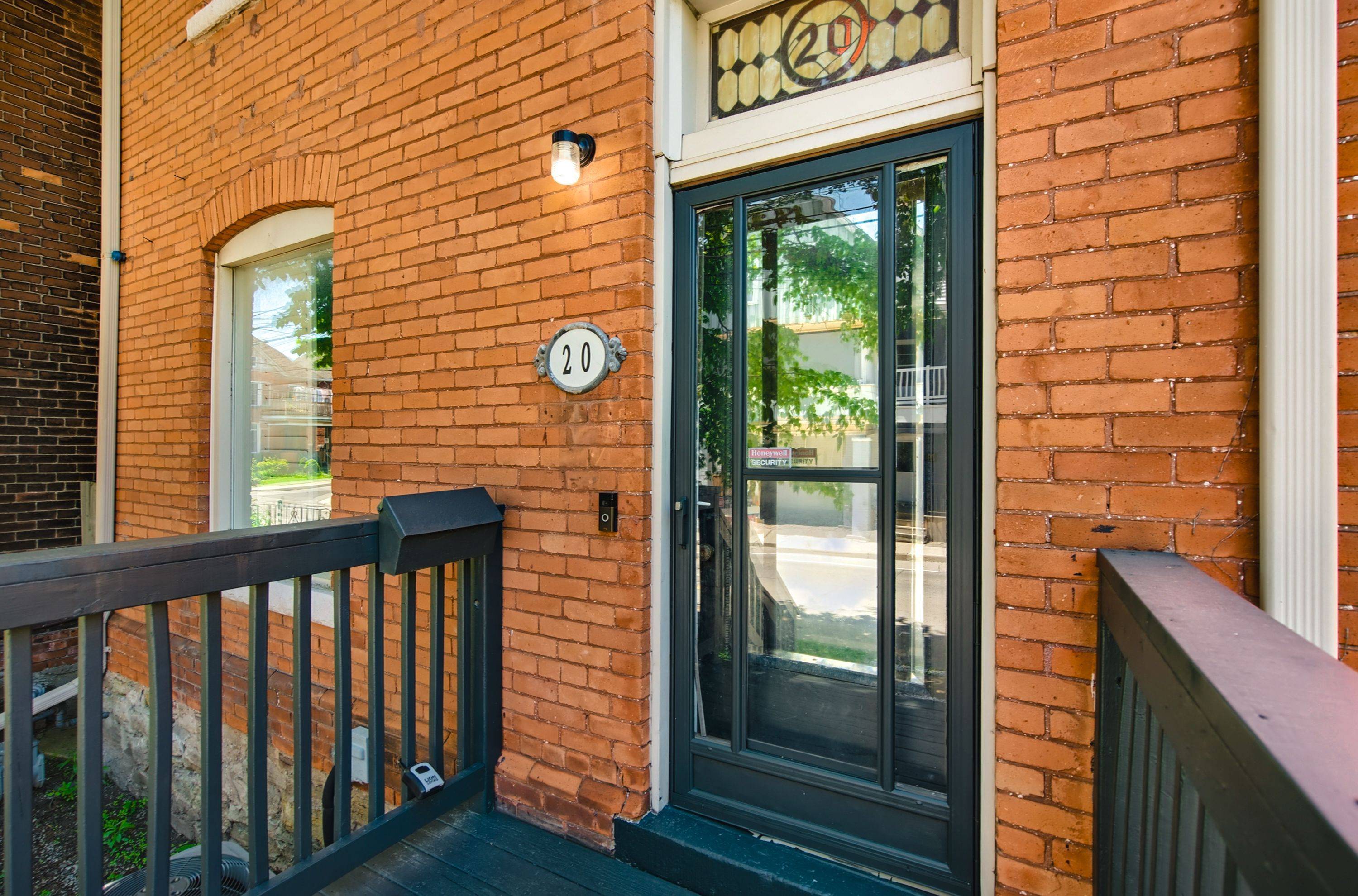 Hamilton, ON L8P 3Z8,20 Locke ST S