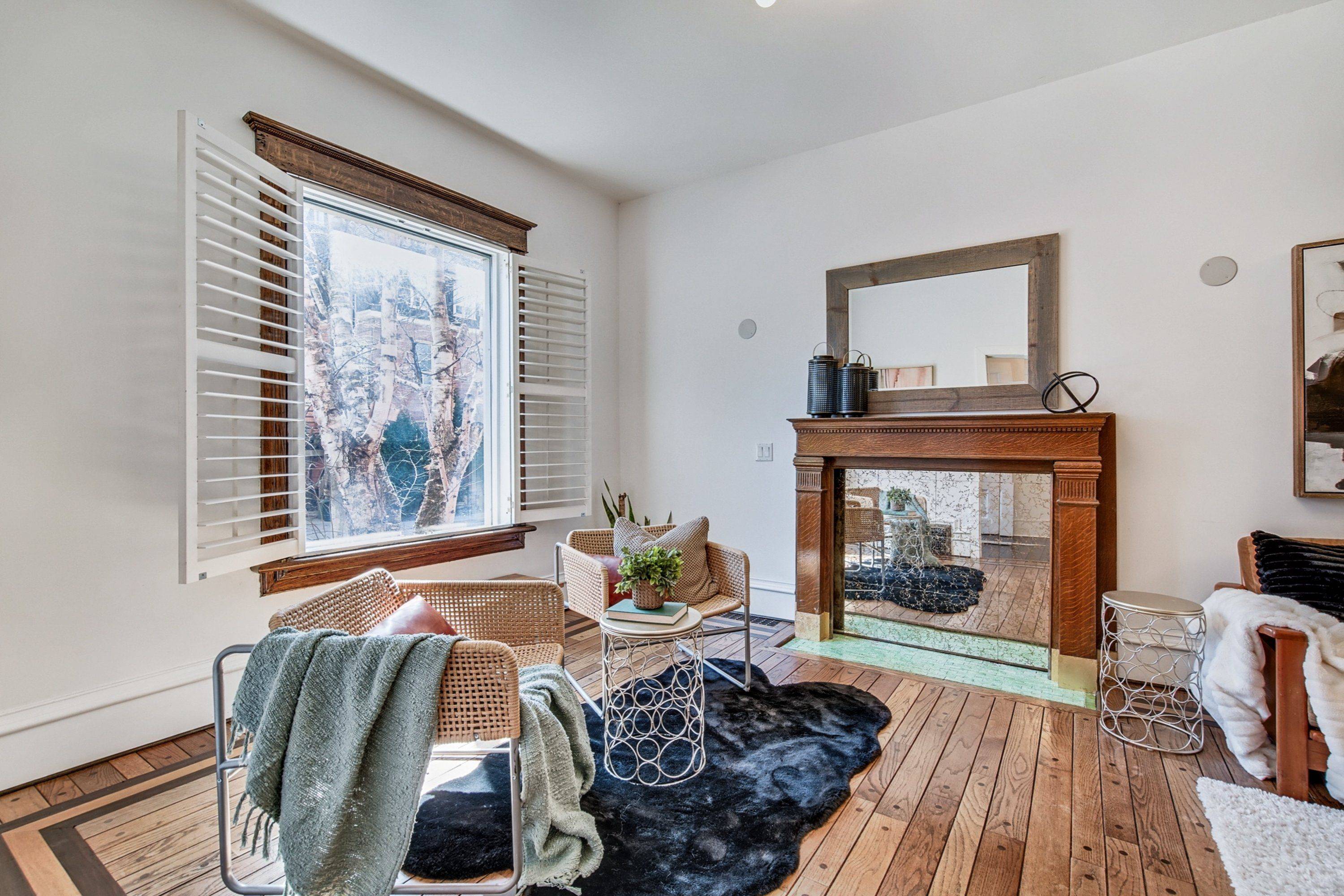 Hamilton, ON L8P 3Z8,20 Locke ST S