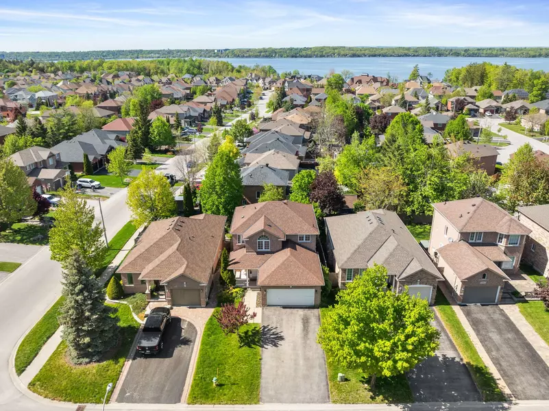 60 Crimson Ridge RD, Barrie, ON L4N 0G7