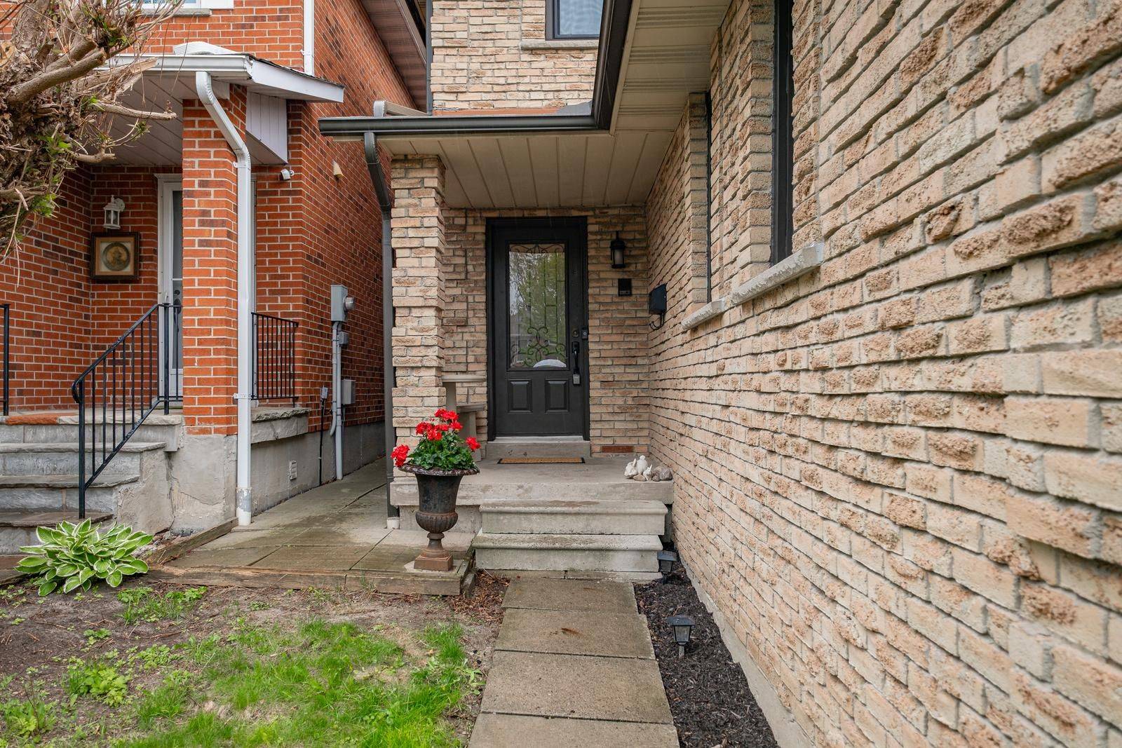 Markham, ON L3P 3X6,164 Major Buttons DR