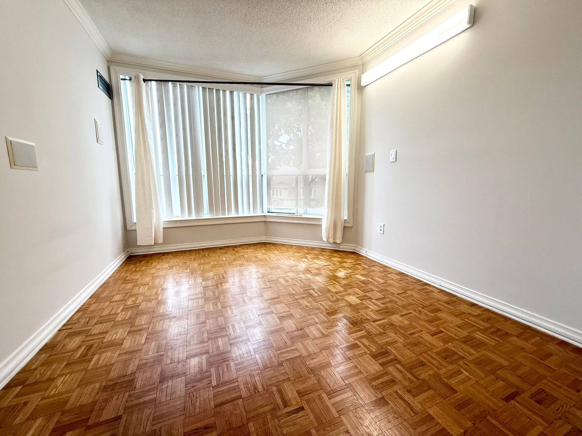 Richmond Hill, ON L4B 3N3,9 Chalmers RD #209