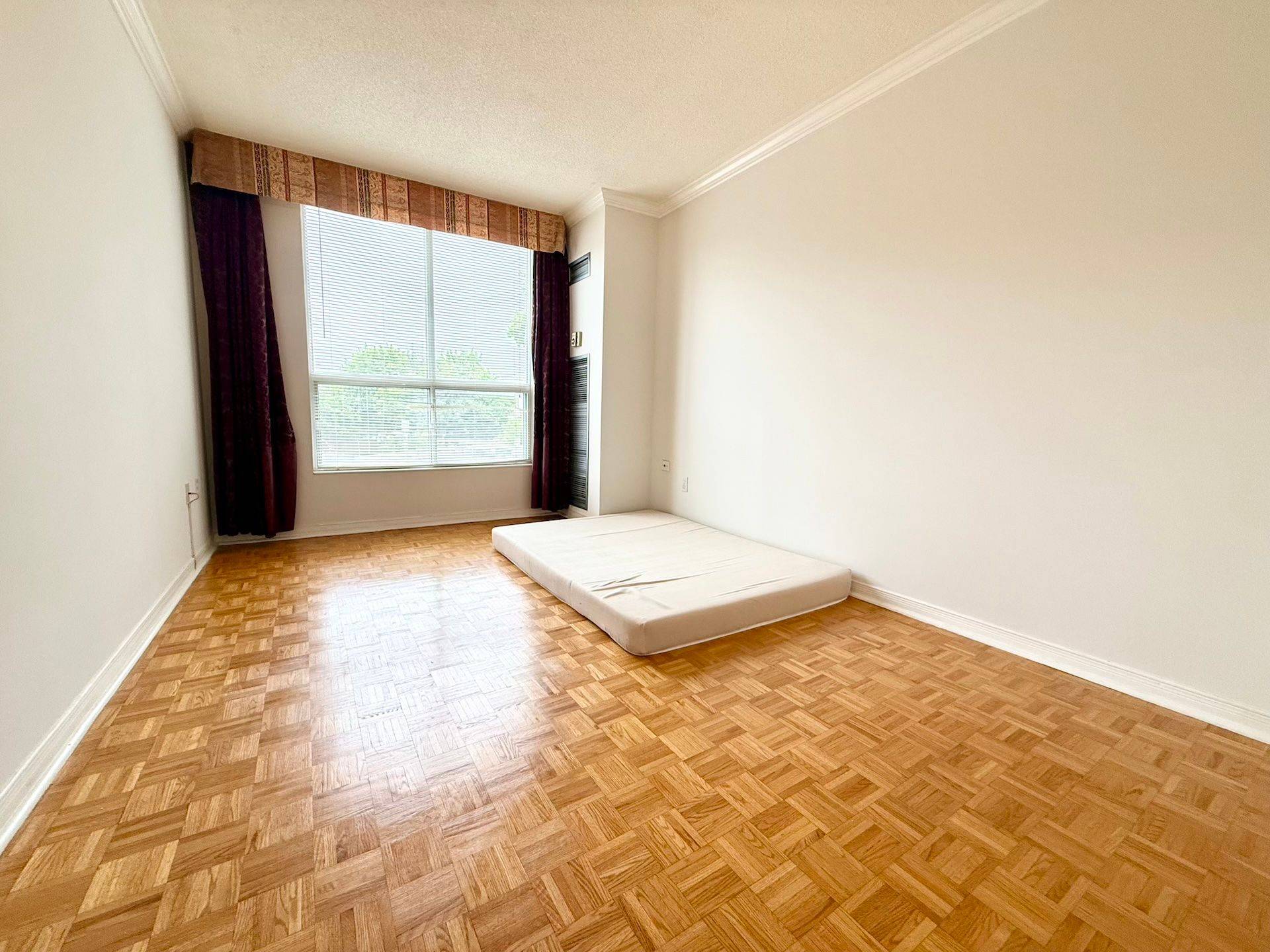 Richmond Hill, ON L4B 3N3,9 Chalmers RD #209