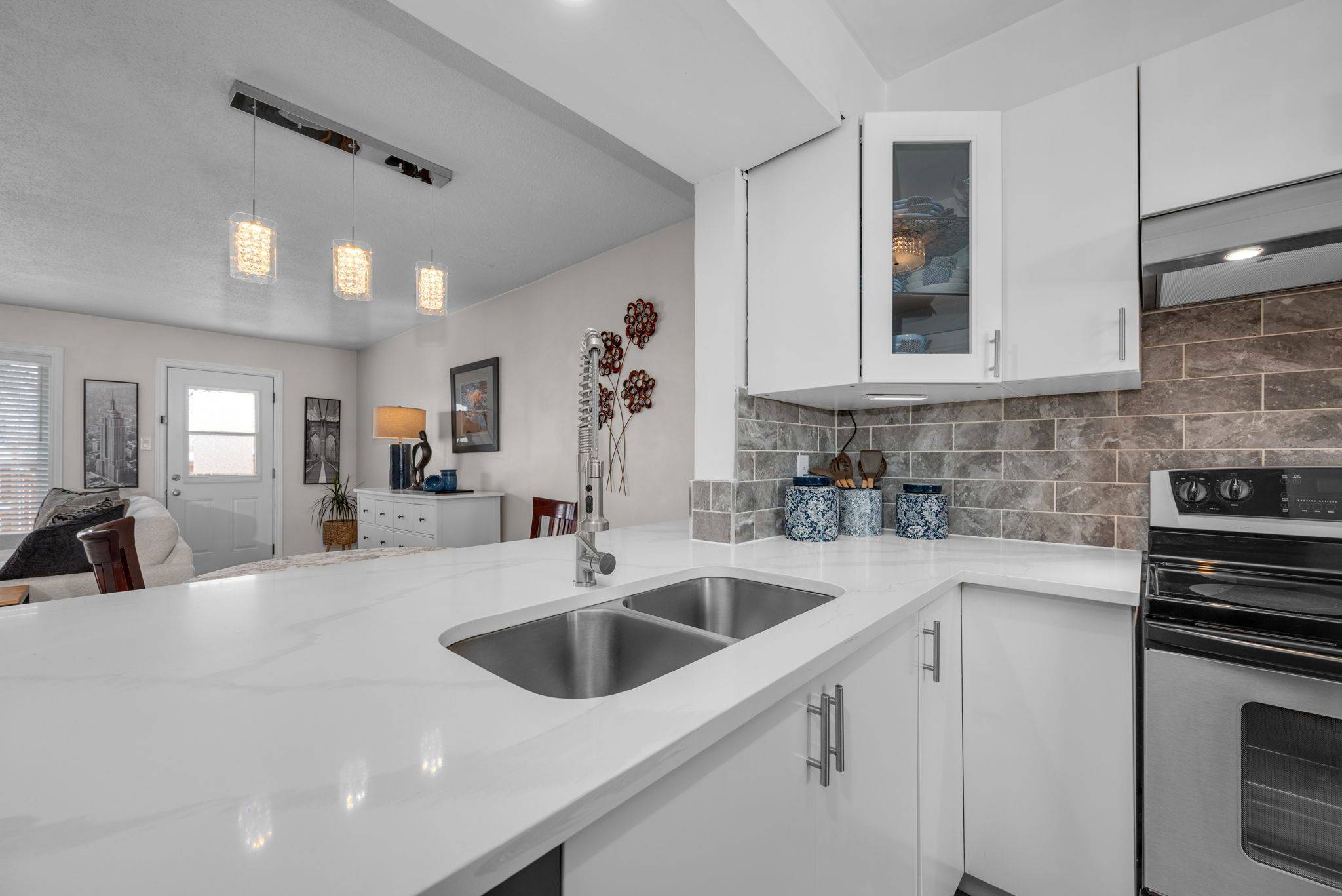 Cyrville - Carson Grove - Pineview, ON K1B 5H2,1300 Alness CT