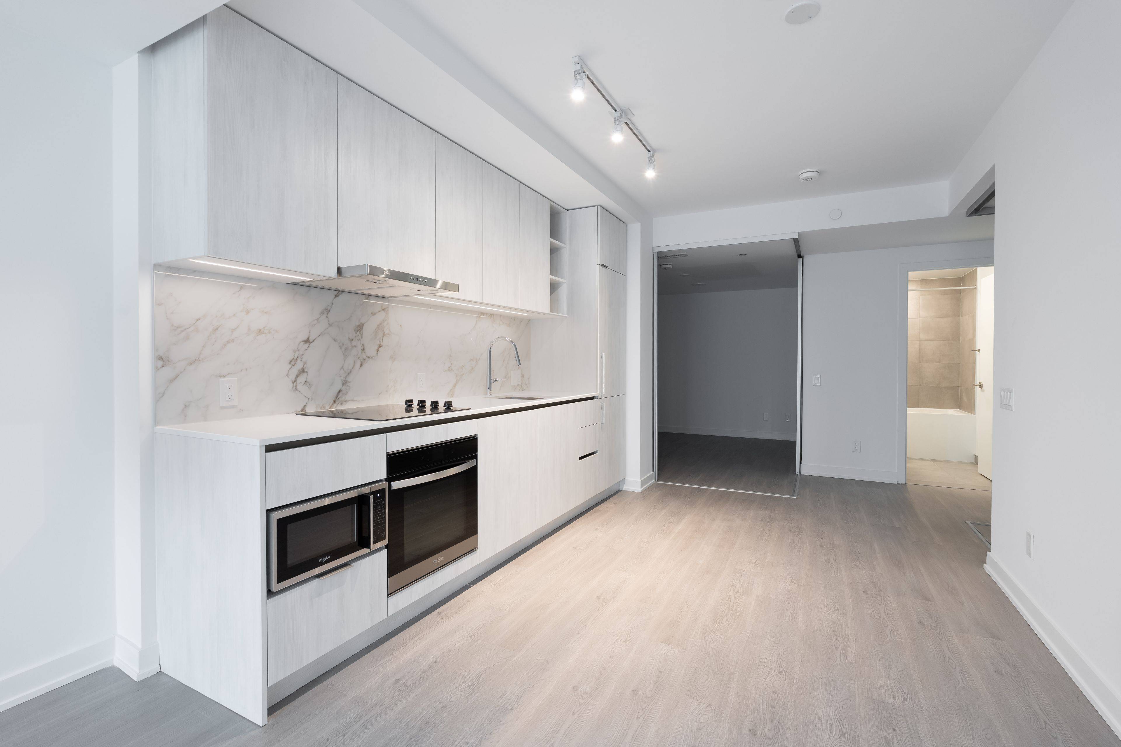 Toronto C01, ON M4Y 3B2,8 Wellesley ST #807
