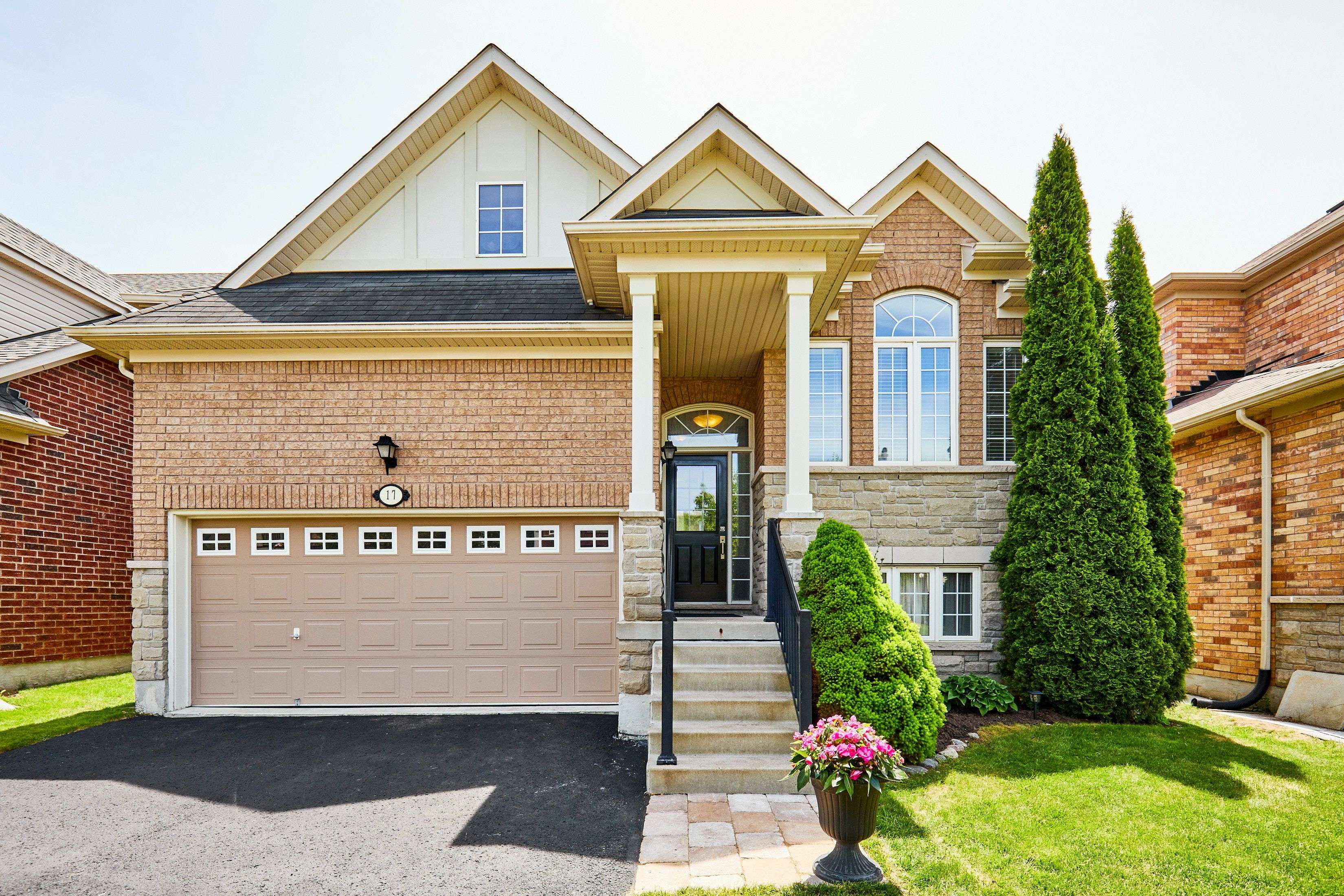 17 Sleepy Hollow PL,  Whitby,  ON L1R 0E4