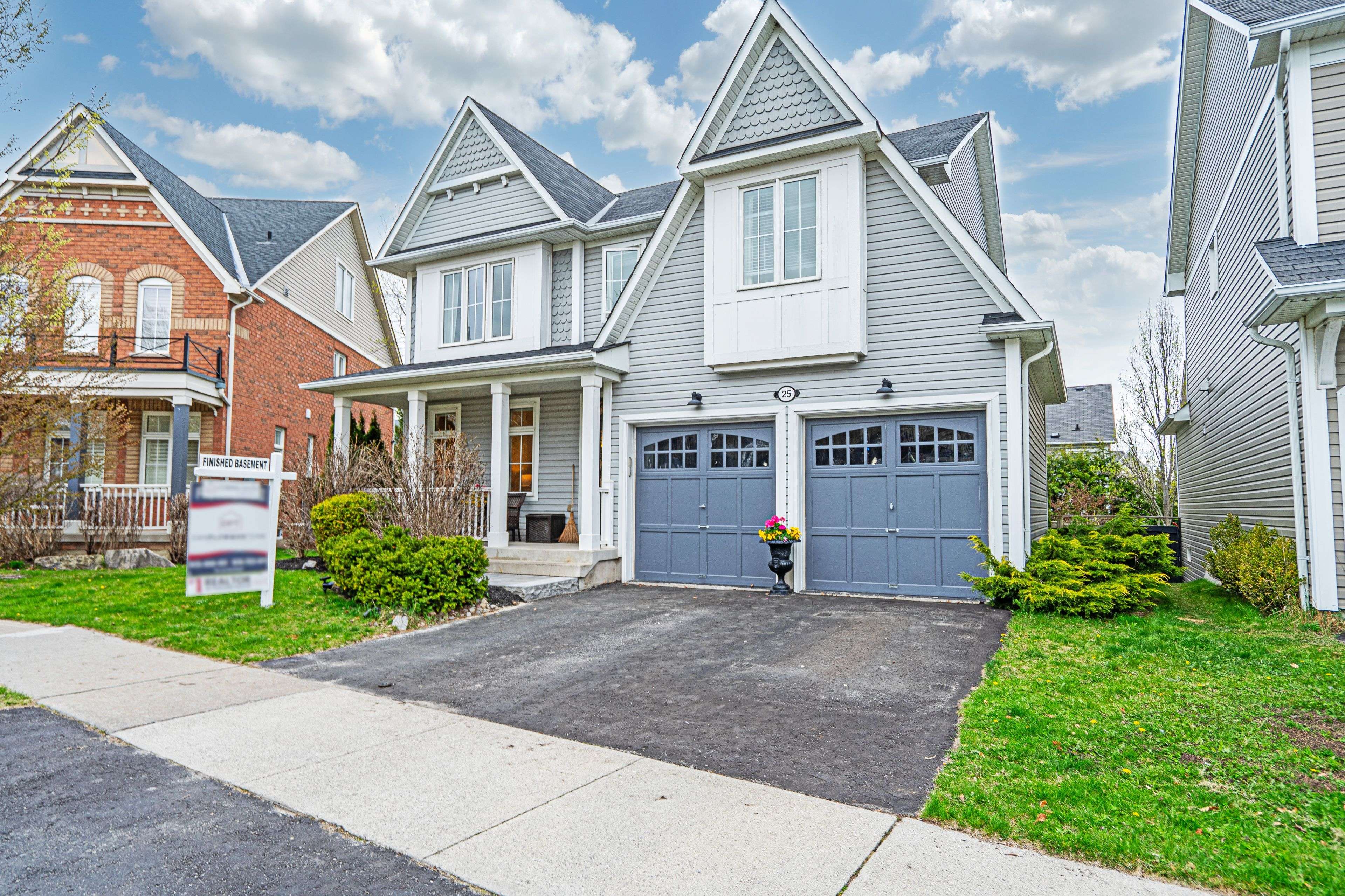 25 Strandmore CIR, Whitby, ON L1M 0C1