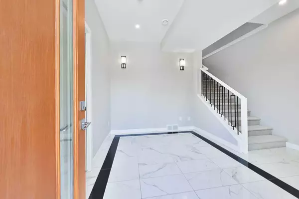 Calgary, AB T3H 6B2,834 78 ST SW