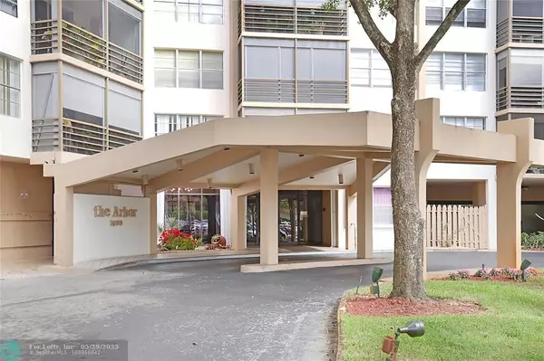 Pembroke Pines, FL 33026,1400 Saint Charles Pl #616