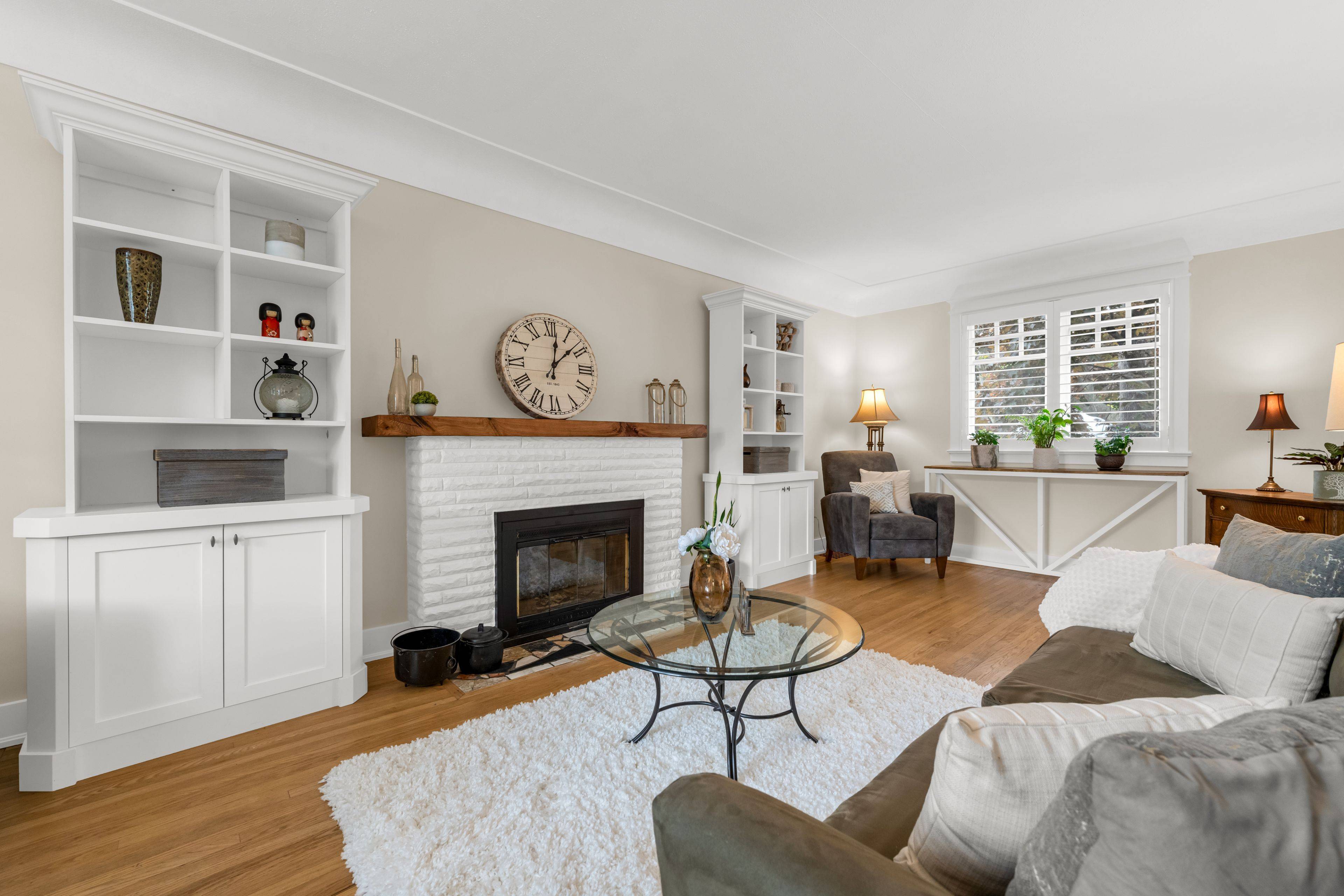 Burlington, ON L7R 2P3,605 Emerald ST