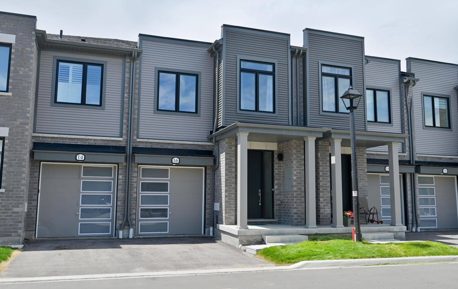 16 Sorbara WAY, Whitby, ON L1M 2L1