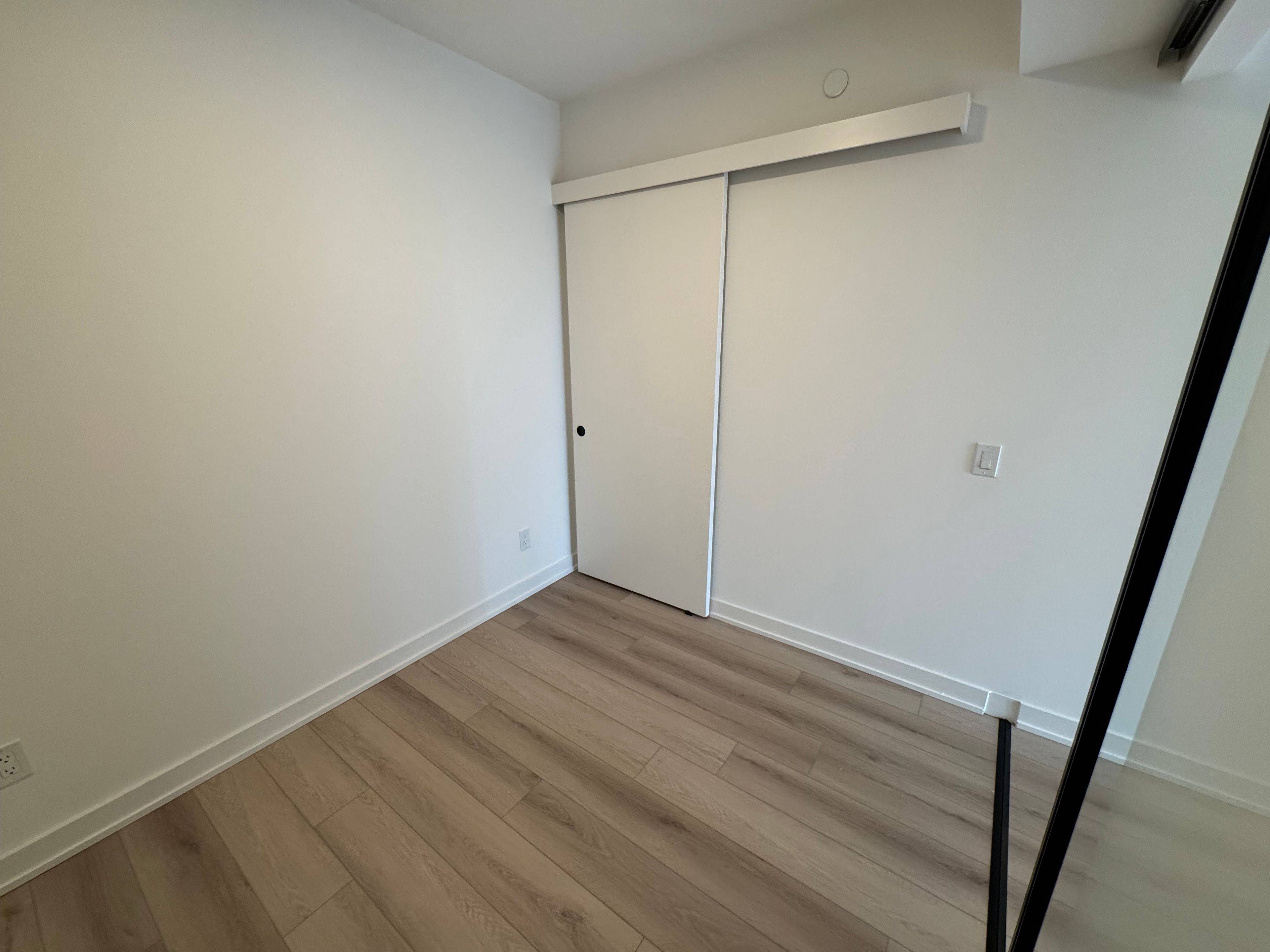 Toronto C01, ON M6J 0H3,5 Lakeview AVE #602