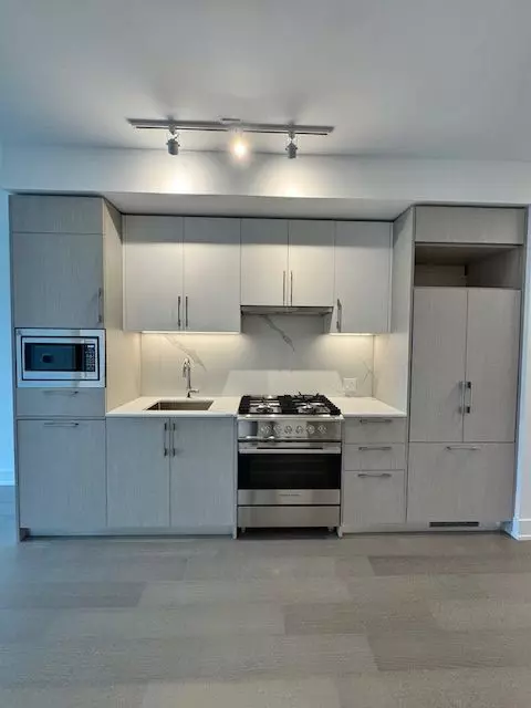 Toronto C03, ON M4S 0E6,8 Manor ST W #608