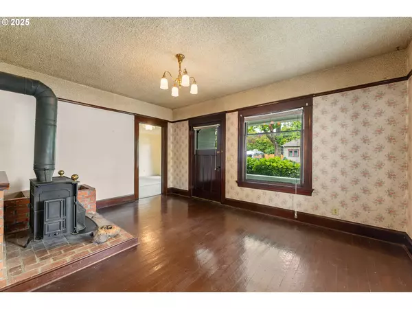 Springfield, OR 97477,406 8TH ST