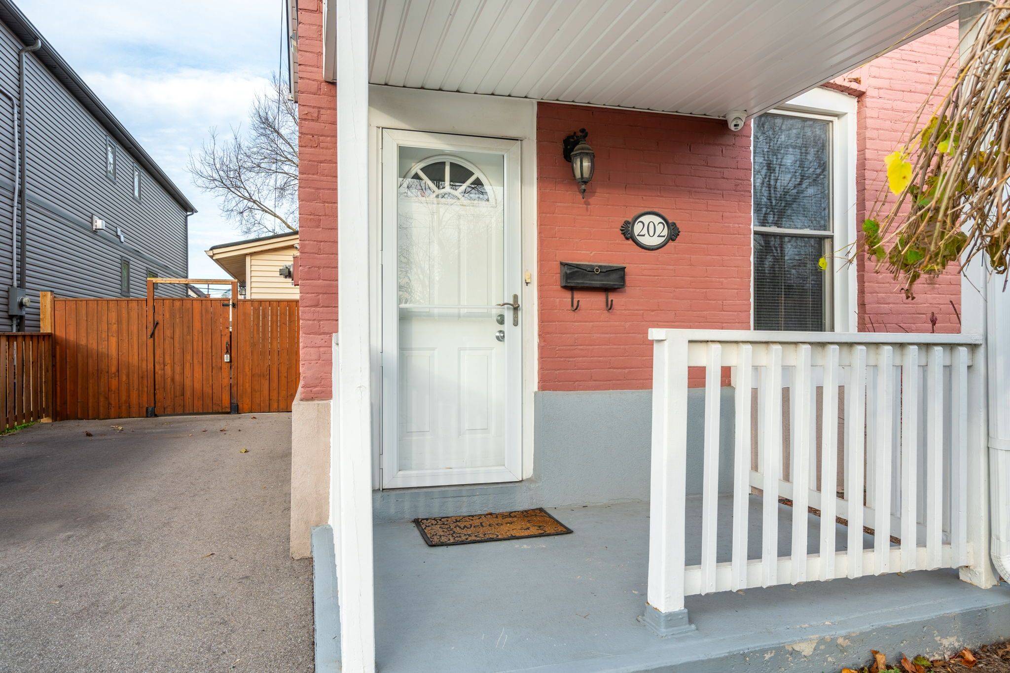 Hamilton, ON L8P 1P6,202 Canada ST