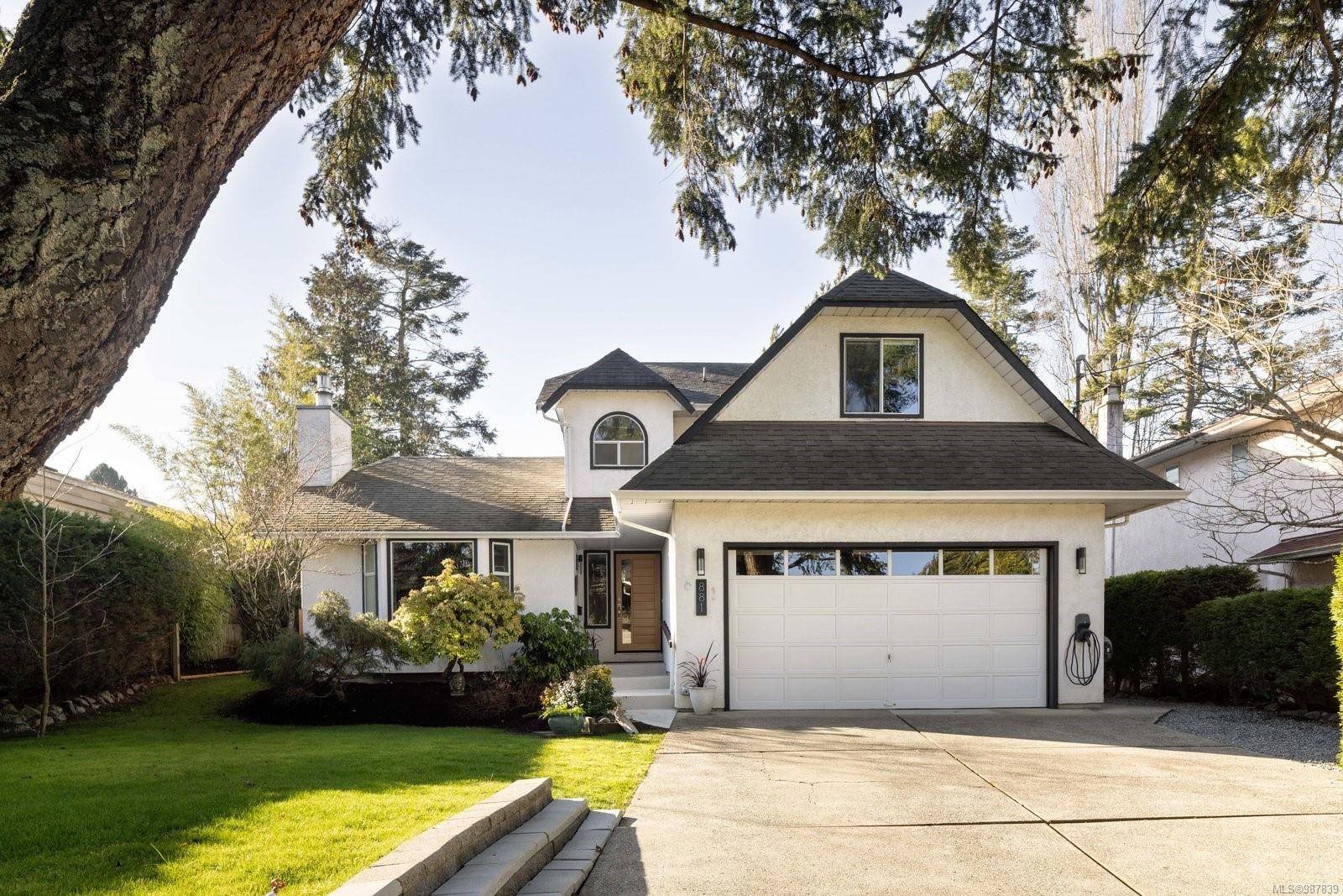 Saanich, BC V8Z 2R7,881 Violet Ave