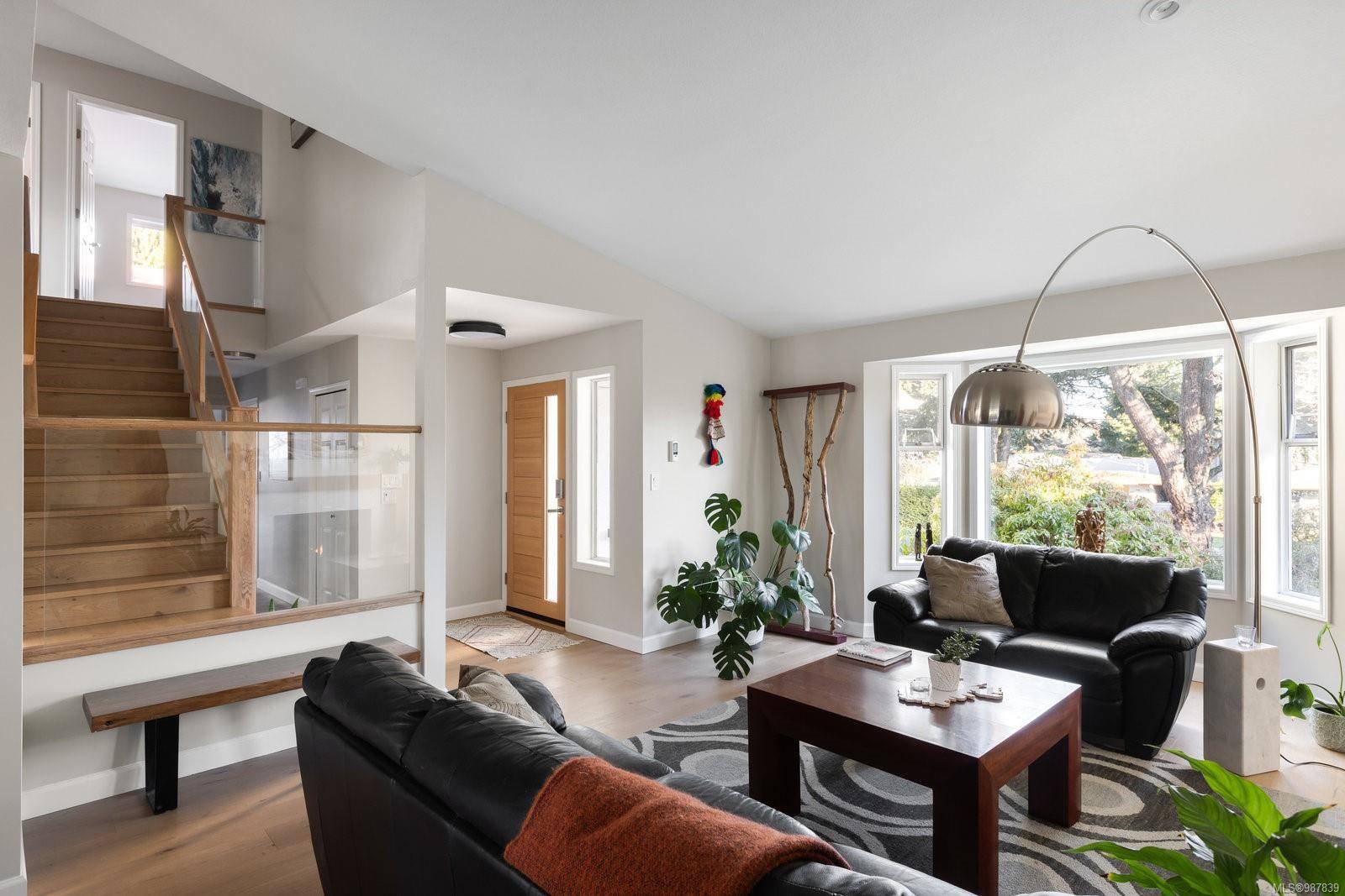 Saanich, BC V8Z 2R7,881 Violet Ave