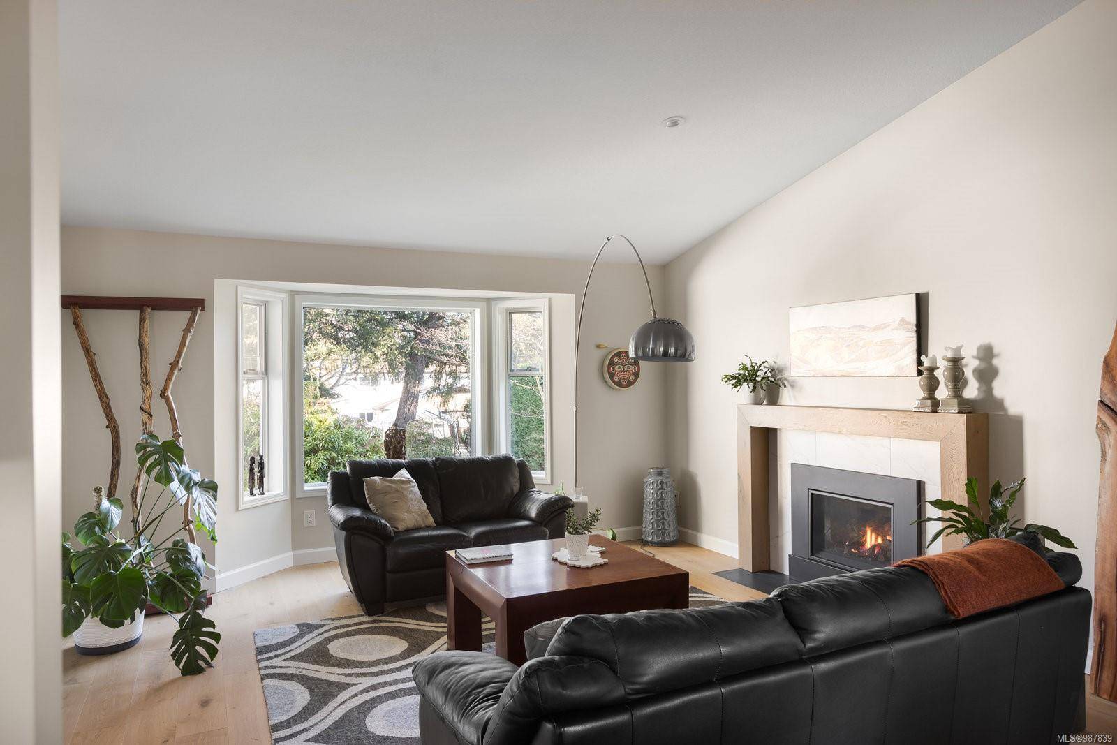 Saanich, BC V8Z 2R7,881 Violet Ave