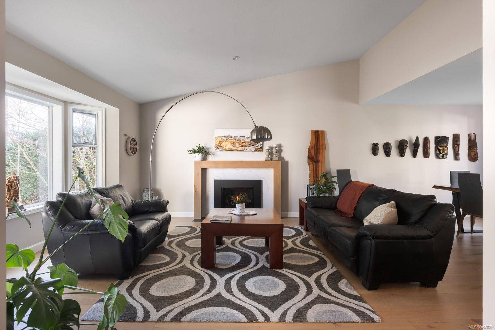 Saanich, BC V8Z 2R7,881 Violet Ave