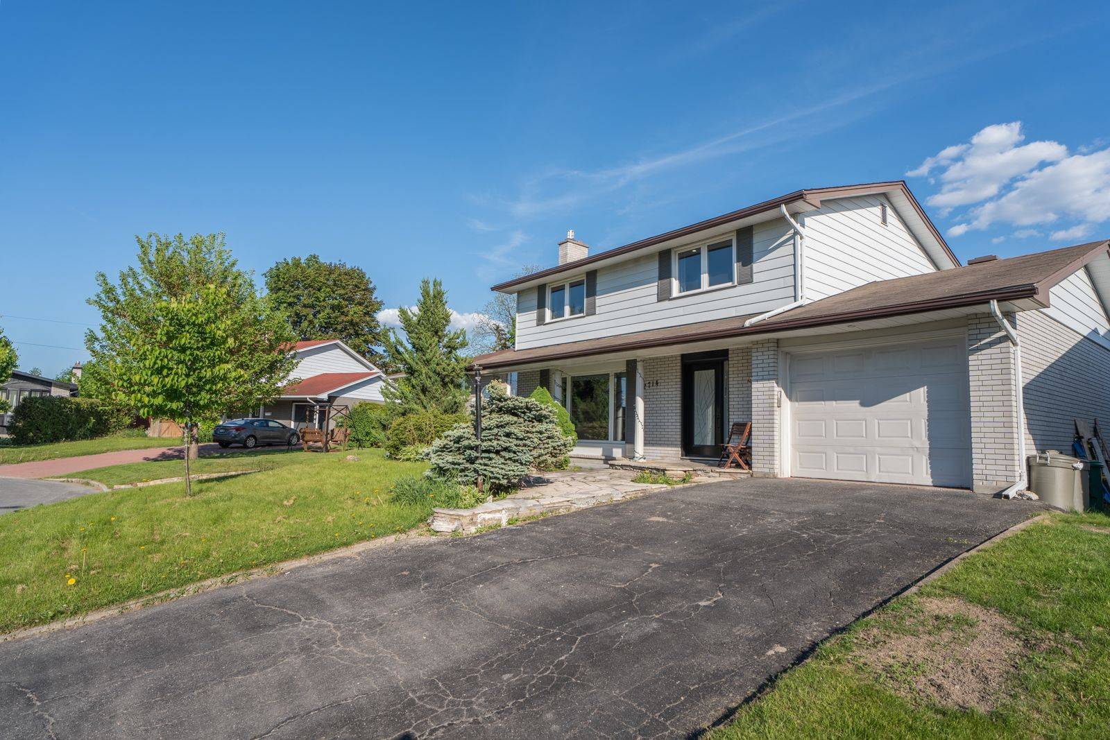 Parkway Park - Queensway Terrace S And Area, ON K2H 6Y6,2714 HICKSON CRES