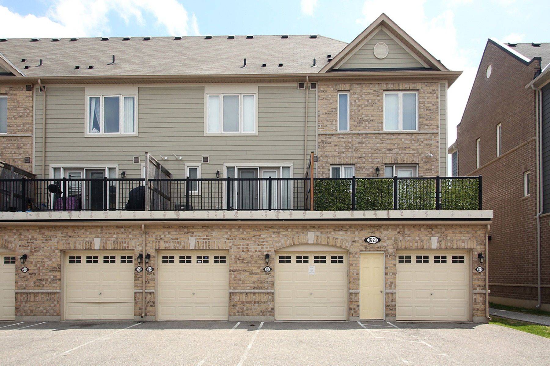 Brampton, ON L7R 3Y6,250 Sunny Meadow BLVD #252