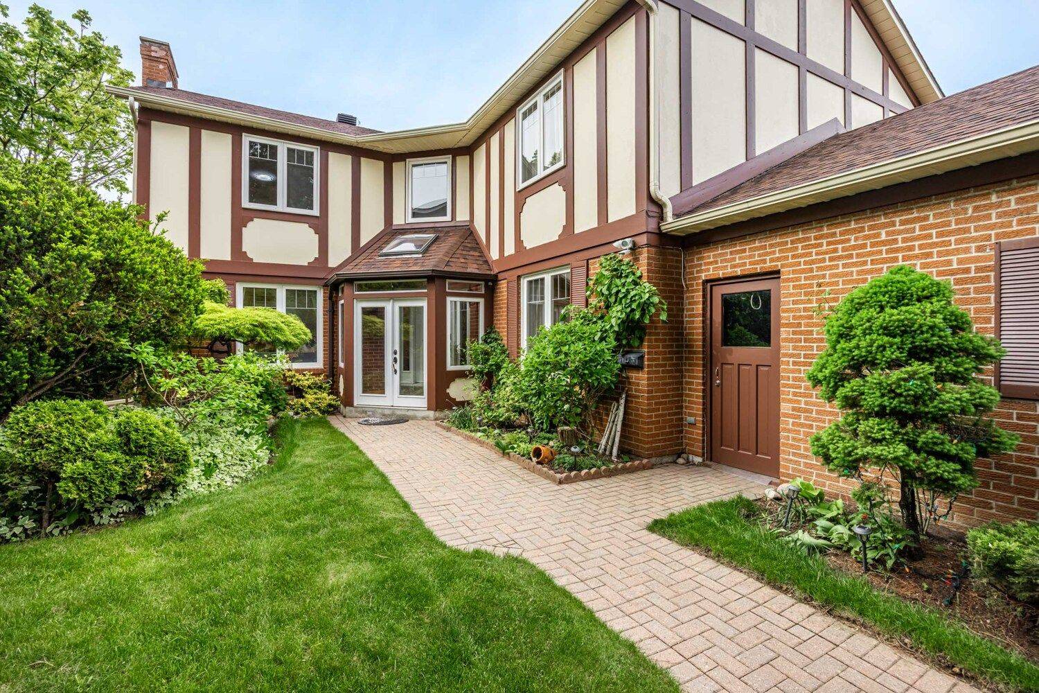 Toronto C12, ON M2L 2W3,32 Mossgrove TRL