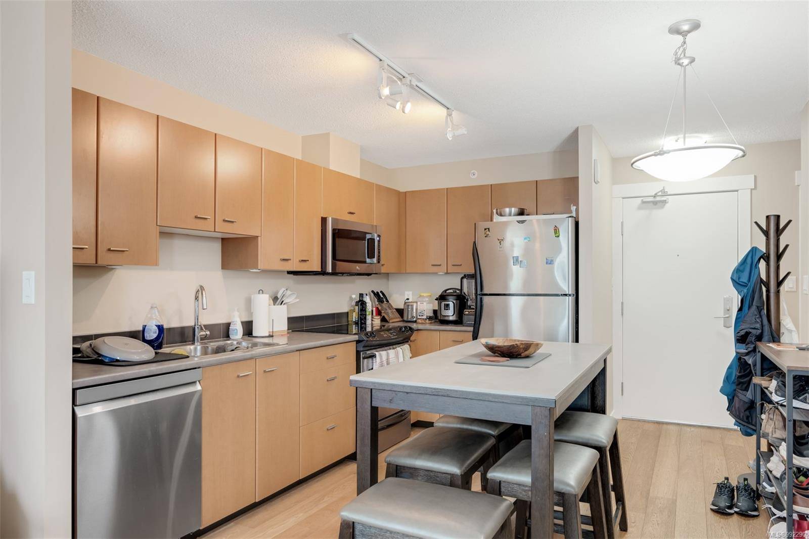 Victoria, BC V8W 4A4,751 Fairfield Rd #1007