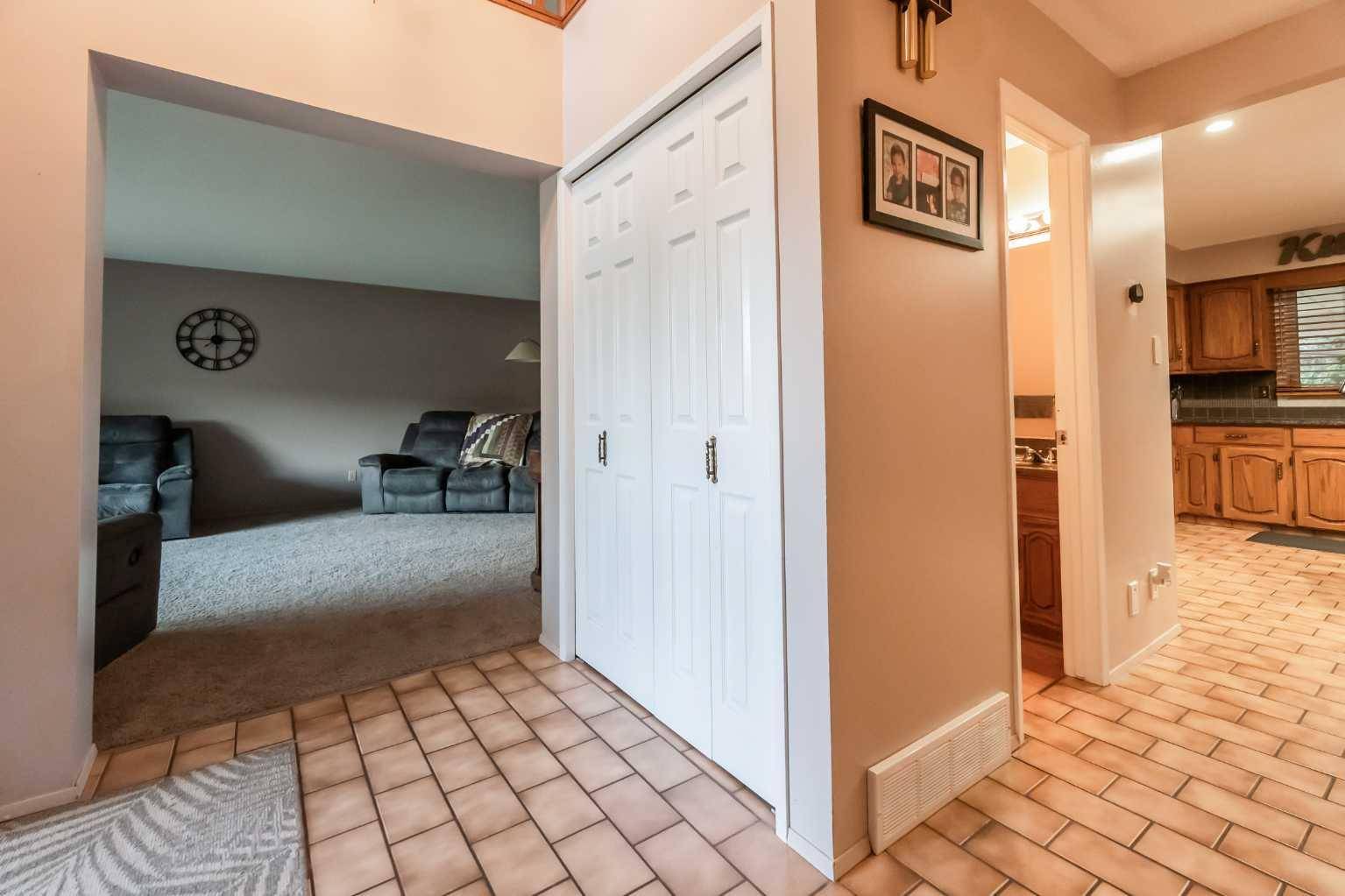 Lethbridge, AB T1K 5C9,11 Tudor CT S