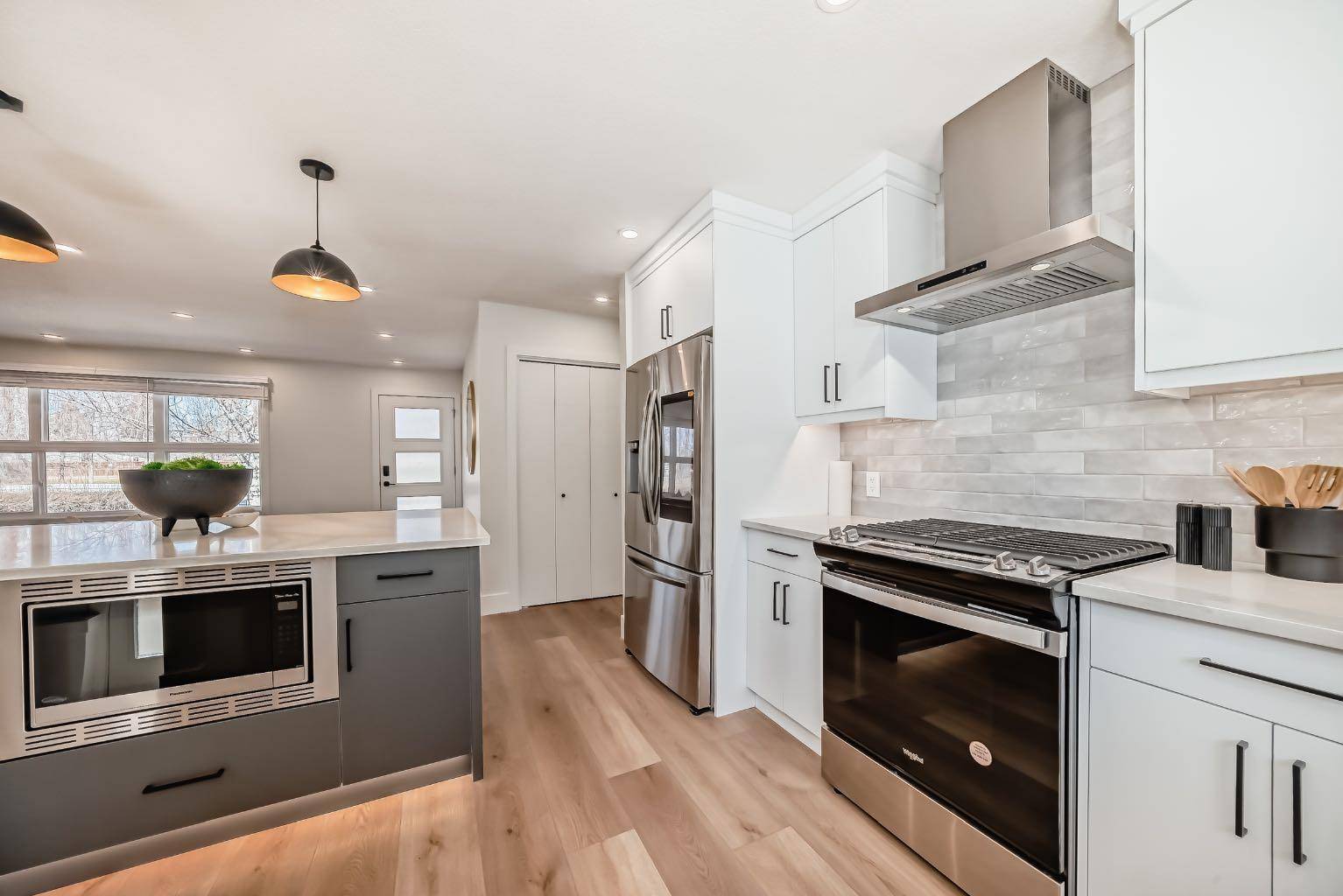Calgary, AB T2J 0J5,355 99 AVE SE