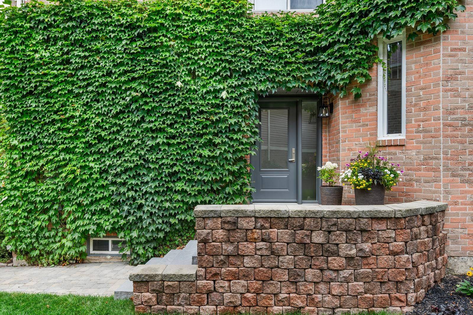 Oakville, ON L6M 2C8,1116 Springbrook CRES