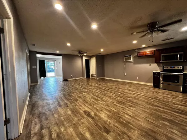 Comanche, TX 76442,106 Lane St