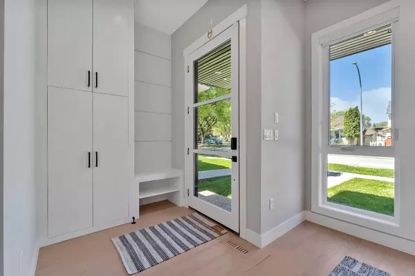 Calgary, AB T2M 0Y9,617 19 AVE NW